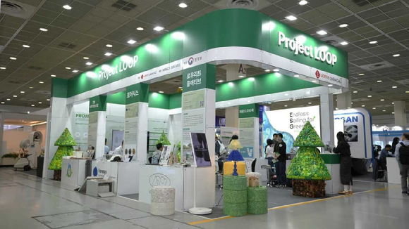 롯데케미칼이 폐플라스틱 자원순환 프로젝트인 ‘Project LOOP’ 사업에 참여하는 소셜벤처 기업 5개사와 함께 '2025 대한민국 ESG 친환경대전'에 참가했다. [사진=롯데케미칼]