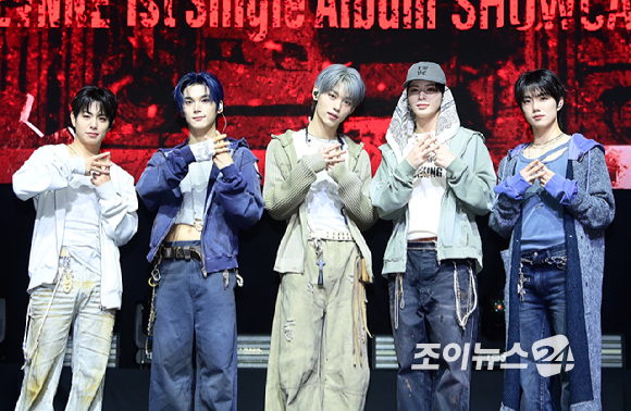 그룹 이븐이 20일 서울 영등포구 명화아트홀에서 열린 이븐(EVNNE) 첫 싱글 '뱉어 (Backtalk)' 컴백 쇼케이스에 참석하고 있다. [사진=정소희 기자]