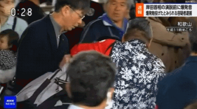 기시다 후미오 일본 총리를 겨냥해 지난 15일 발생한 폭발물 테러 현장에서 20대 용의자 기무라 류지(木村隆二)를 가장 먼저 제압한 50대 현지 어부 K씨가 온라인 상에서 화제다. [사진=NHK]