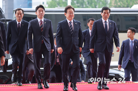 이재명 대통령이 26일 서울 여의도 국회에서 열린 추가경정예산안 시정연설을 위해 본관으로 들어서고 있다. [사진=국회사진기자단]