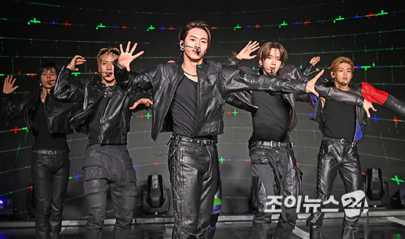 그룹 82메이저(82MAJOR)가 30일 오후 서울 강남구 일지아트홀에서 열린 미니 4집 '트로피' 컴백 쇼케이스에서 무대를 선보이고 있다. [사진=곽영래 기자]