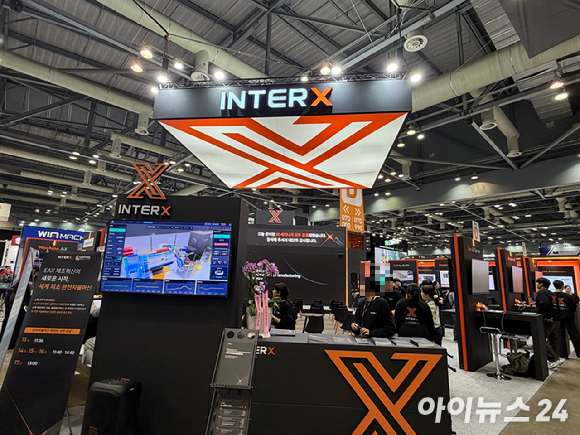 인터엑스의 기술이 탑재된 완전 자율 머신이 작동하는 모습. [사진=황세웅 기자]