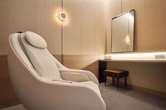 세라젬과 대한항공이 인천국제공항 제2여객터미널 대한항공 마일러 클럽 라운지에 세라젬 파우제 M6를 설치했다. [사진=세라젬]