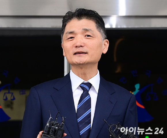 SM엔터테인먼트 시세 조종 혐의를 받고 있는 김범수 카카오 창업주 겸 경영쇄신위원장이 21일 오전 열린 1심 선고공판에서 무죄를 받고 법원을 나서며 취재진들에게 소감을 전하고 있다. [사진=정소희 기자]
