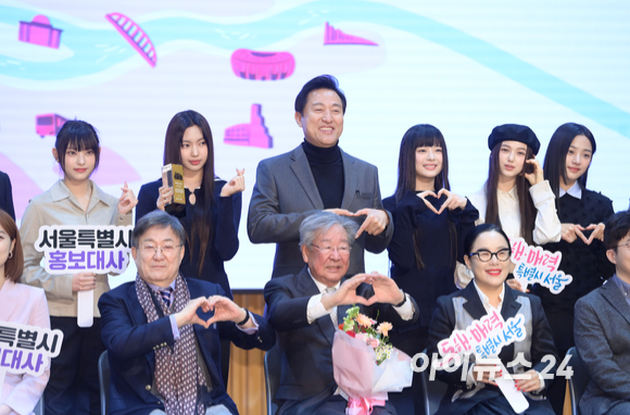 그룹 뉴진스가 16일 오전 서울특별시청에서 열린 서울홍보대사 감사패 수여 및 위촉식에 참석하고 있다. [사진=정소희 기자]