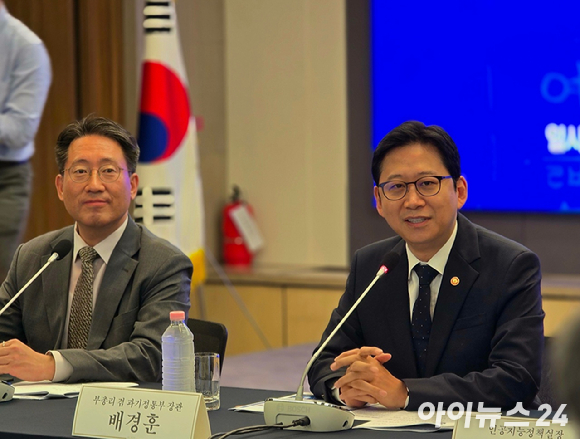 배경훈 부총리 겸 과학기술정보통신부 장관(오른쪽)이 4일 서울 중구 한국프레스센터에서 열린 모두의 AI 프로젝트 착수 간담회에서 발언하고 있다. [사진=안세준 기자]
