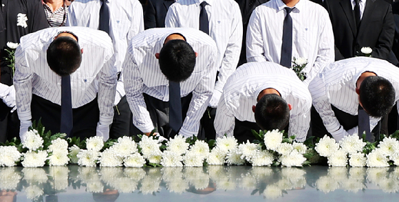 지난달 6일 오후 전남광주통합특별시 북구 국립 5&middot;18 민주묘지에서 배재고등학교 야구부 학생들이 참배하고 있다. [사진=연합뉴스]