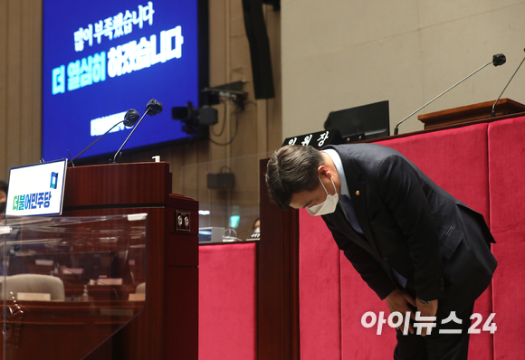 더불어민주당 의원총회가 11일 서울 여의도 국회 예산결산특별위원회 회의장에서 열린 가운데 윤호중 비상대책위원장이 인사하고 있다. [사진=김성진 기자]