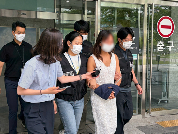 서울 잠실 올림픽공원 개표소 봉쇄 시위에서 경찰에게 침을 뱉고 모욕한 40대 여성 A씨가 구속심사에 출석하고 있다. [사진=연합뉴스]
