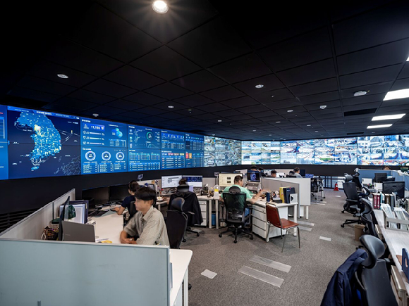 DL이앤씨 종합안전관제상황실. [사진=DL이앤씨]