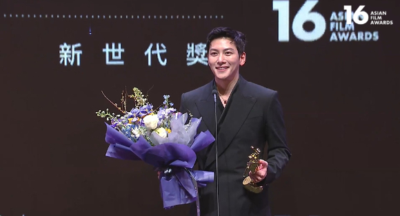 지창욱이 아시아필름어워즈에서 넥스트 제너레이션상을 수상했다.  [사진=네이버나우 캡처]