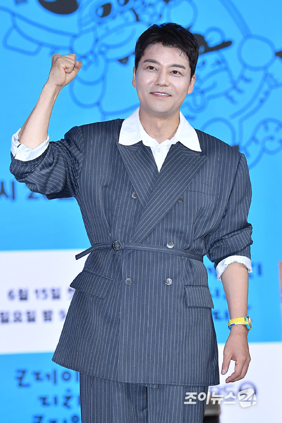 방송인 전현무가 10일 오전 서울 영등포구 여의도동 KBS별관에서 진행된 KBS 2TV 새 예능프로그램 '크레이지 리치 코리안' 제작발표회에 참석해 포즈를 취하고 있다. [사진=문수지 기자]