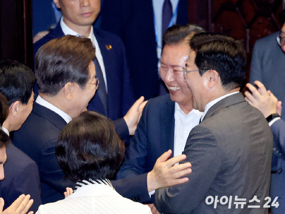 이재명 대통령이 3일 서울 한남동 관저에서 열린 비교섭단체 5당 지도부 오찬 회동에서 참석자의 발언을 듣고 있다. 2025.7.3 [대통령실통신사진기자단] [사진=연합뉴스]
