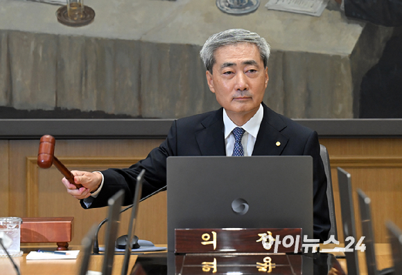신현송 한국은행 총재가 27일 오전 서울 중구 한국은행에서 열린 금융통화위원회 회의에서 의사봉을 두드리고 있다. [사진=사진공동취재단]