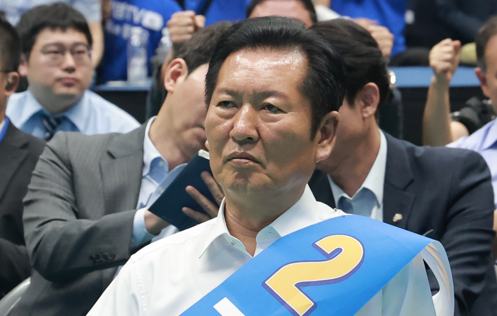 더불어민주당 김민석 당 대표 후보가 15일 전남광주 나주시 나주종합스포츠파크 다목적체육관에서 열린 민주당 대표&middot;최고위원 전남광주 합동연설회에 참석해 정견 발표에 앞서 인사하고 있다. 2026.8.15 [사진=연합뉴스]