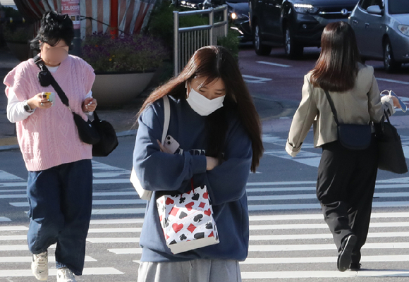 지난 16일 오전 인천 남동구 터미널사거리에서 시민들이 횡단보도를 건너고 있다. [사진=뉴시스]