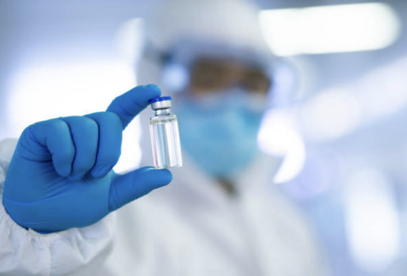연구원이 바이오의약품을 쥐고 있다. 사진은 기사 내용과 무관함. [사진=픽사베이]