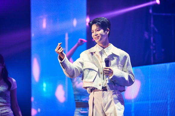 정동원이 전국투어 '동화' 무대에 올라 팬들과 소통하고 있다. [사진=쇼플레이]