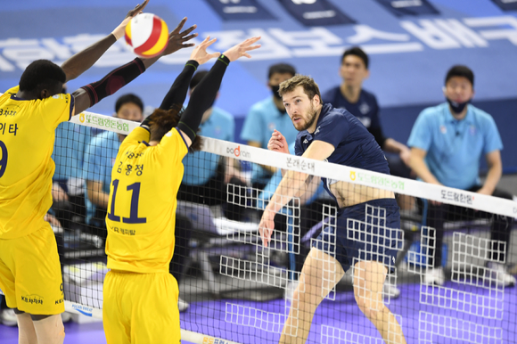 대한항공 선수들이 득점 이후 기뻐하고 있다. [사진=한국배구연맹(KOVO)]
