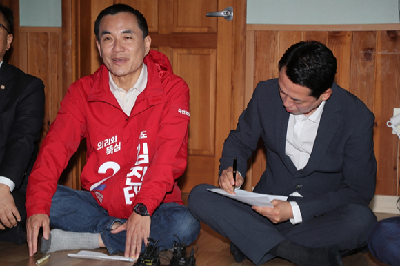 22일 강원 양양군 손양면 수산리어촌마을회관을 찾은 국민의힘 김진태 강원지사 예비 후보가 지도부를 향해 쓴소리하자 장동혁 당 대표가 이를 받아적고 있다. 2026.4.22 [사진=연합뉴스]