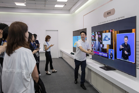 삼성전자 직원이 22일 삼성전자 수원사업장 디지털연구소에서 AI TV의 수어번역 화면 확대 기능을 설명하고 있다. [사진=삼성전자]