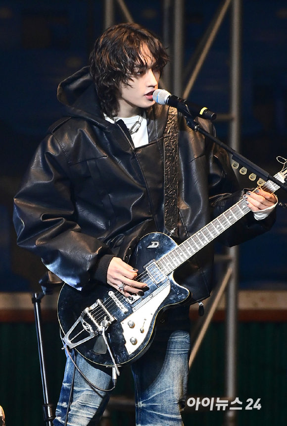 21일 서울 송파구 서울특별시교육청 학생체육관에서 '2026 JOY콘서트 - 보이스 오브 스프링(Voice of spring)'이 열렸다. 밴드 엔플라잉, 소란, 에이엠피가 멋진 무대를 선보이고 있다. [사진=정소희 기자]