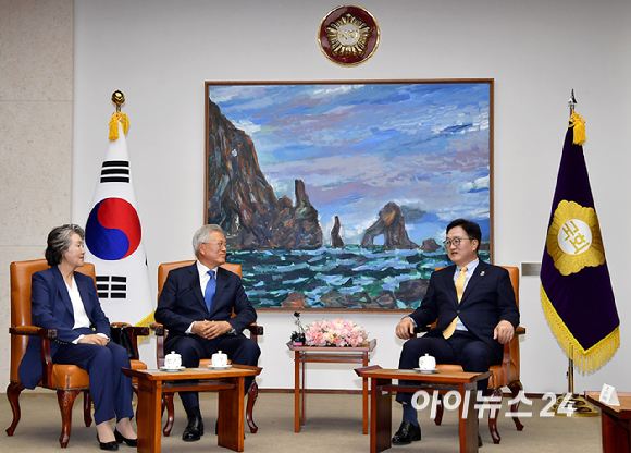 4·27 판문점선언 7주년 기념식 참석차 국회를 방문한 문재인 전 대통령이 25일 오후 서울 여의도 국회에서 우원식 국회의장과 면담을 하고 있다. [사진=곽영래 기자]