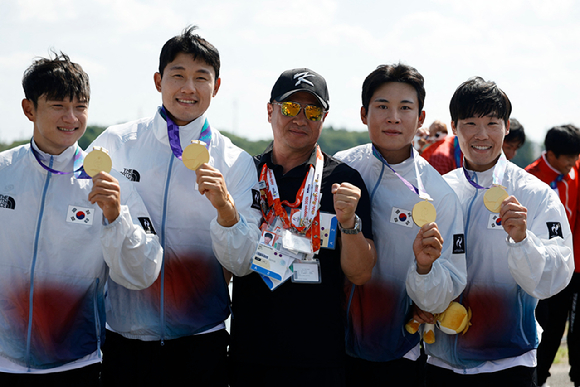 남자 카약 4인승 500m에서 금메달을 차지한 한국의 조광희, 김효빈, 장상원, 최민규 선수가 시상대에서 우승을 자축하고 있다. [사진=로이터/연합뉴스]