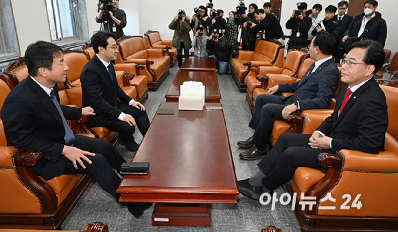 한병도 더불어민주당 원내대표와 송언석 국민의힘 원내대표가 19일 오후 서울 여의도 국회에서 회동하고 있다. [사진=곽영래 기자]