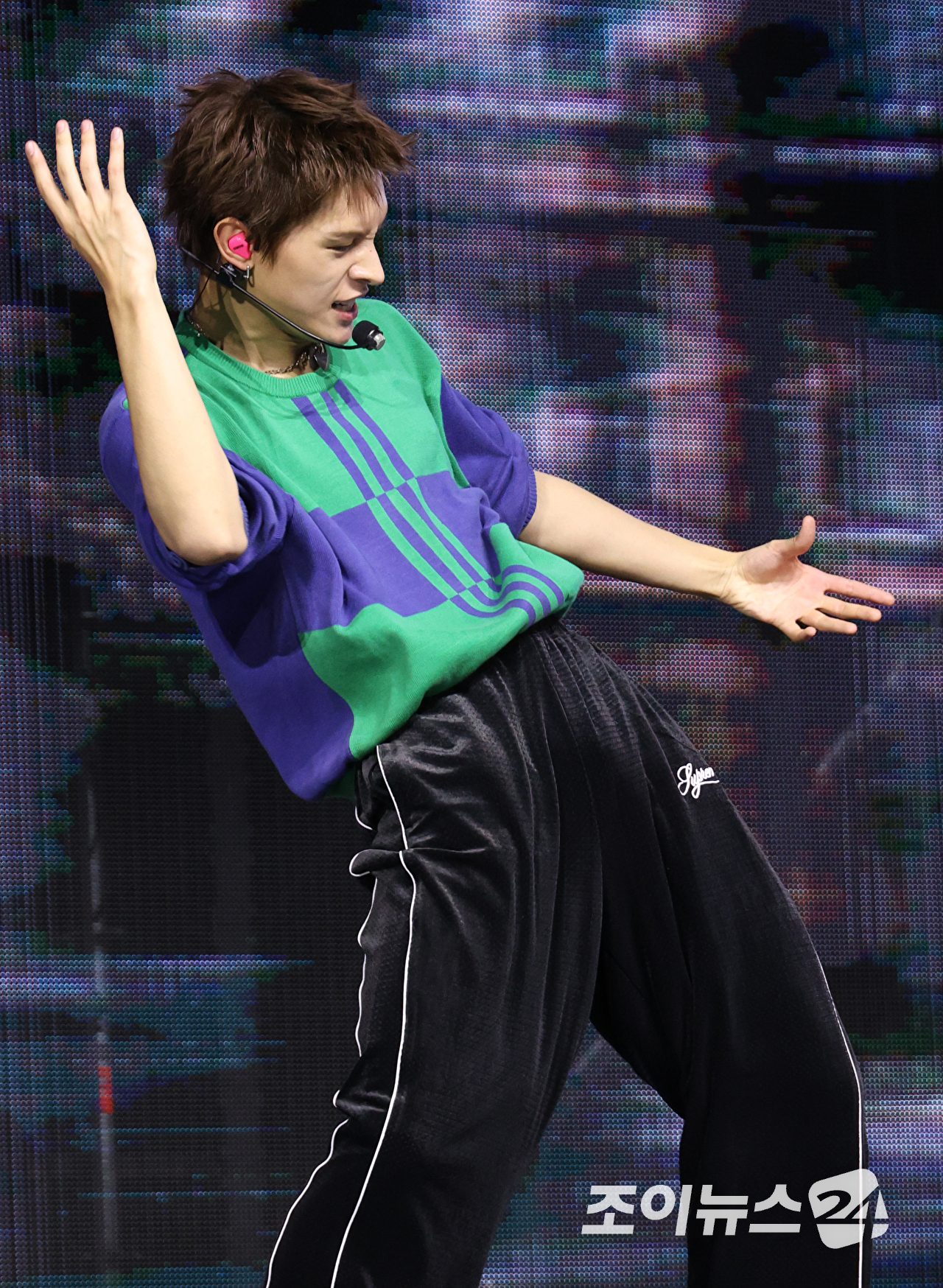 그룹 코르티스 제임스가 20일 오후 서울 광진구 광장동 예스24라이브홀에서 열린 미니 2집 '그린그린(GREENGREEN)' 발매 기념 쇼케이스에 참석해 열띤 무대를 펼치고 있다. [사진=문수지 기자]