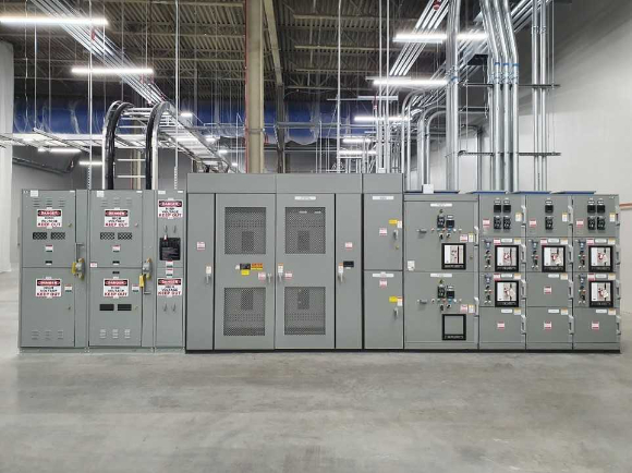 LS일렉트릭은 북미 AI 빅테크 기업과 약 1329억원(미화 9190만 달러) 규모의 AI 데이터센터 전력 공급을 위한 고압 및 저압 수배전반, 변압기 공급 계약을 체결했다고 10일 밝혔다. 사진은 LS일렉트릭의 북미 수출용 수배전반. [사진=LS일렉트릭]