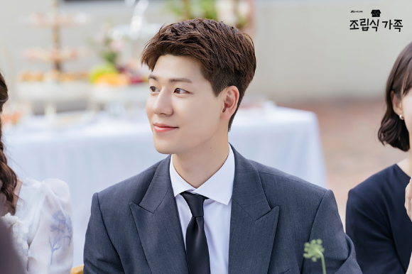 배우 배현성이 JTBC 수요드라마 '조립식 가족' 종영 인터뷰에서 포즈를 취하고 있다. [사진=어썸이엔티]