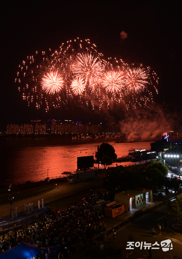 17일 서울 영등포구 여의도 한강공원에서 열린 방탄소년단 데뷔 10주년 FESTA @여의도(BTS 10th Anniversary FESTA @Yeouido)에 참석한 팬들이 'BTS 히스토리 월' 코너를 즐기고 있다. [사진=정소희 기자]