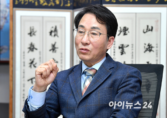 이원욱 개혁신당 의원(경기 화성시정 후보)이 지난 14일 서울 여의도 국회의원회관에서 아이뉴스24와 인터뷰를 하고 있다. [사진=최기철 기자]