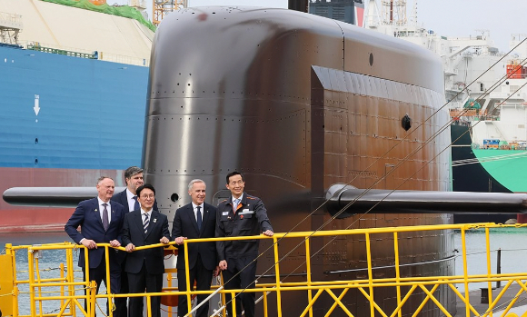 김민석 국무총리(오른쪽부터)와 마크 카니 캐나다 총리가 30일 경남 거제 한화오션 거제조선소에서 조립공장을 시찰하고 있다. 왼쪽은 김동관 한화그룹 부회장. [사진=연합뉴스]