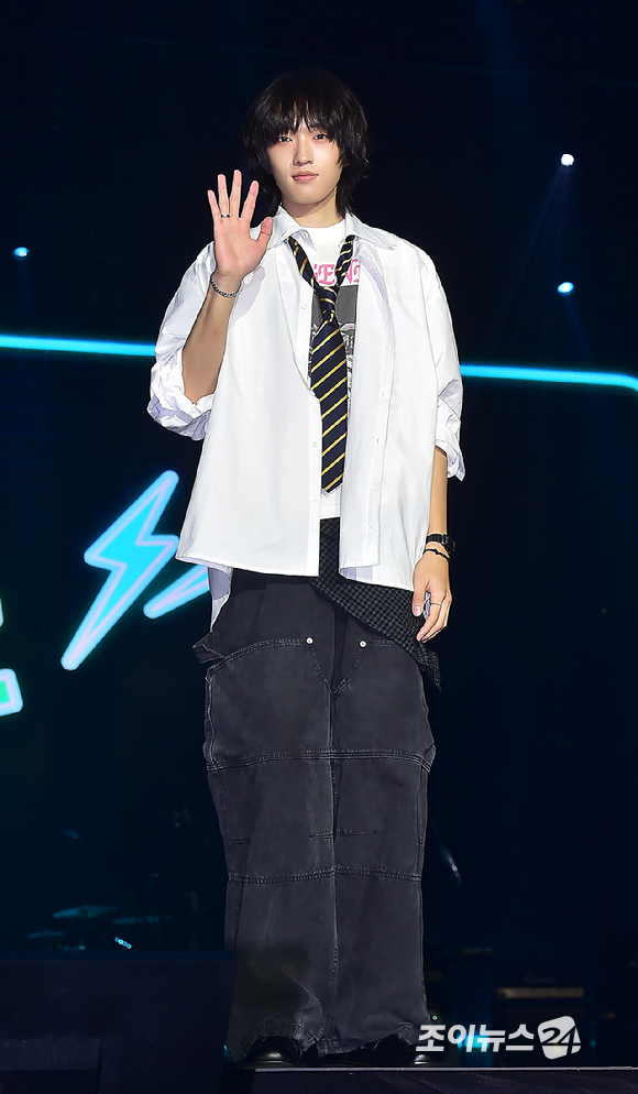 밴드 AxMxP(에이엠피) 김신이 10일 오후 서울 송파구 올림픽공원 올림픽홀에서 열린 AxMxP 첫 번째 정규 앨범 'AxMxP' 데뷔 쇼케이스에 참석하고 있다. [사진=정소희 기자]