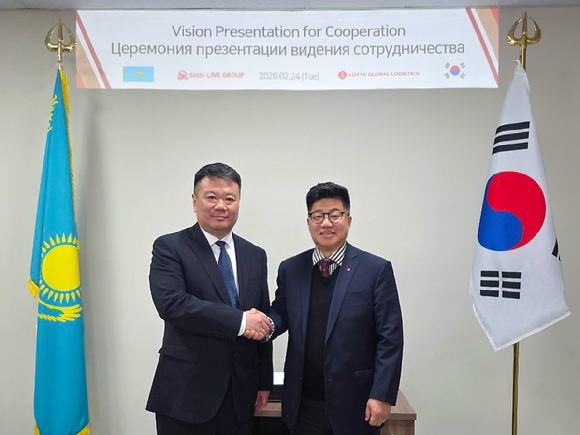 롯데글로벌로지스는 중앙아시아 최대 빙과 제조사인 카자흐스탄 '신라인그룹'과 함께 '중앙아시아 물류 선도'의 공동 비전을 발표했다고 25일 밝혔다. 지난 24일(현지시간) 카자흐스탄 알마티에서 열린 양사 비전 선포식에서 강병구 롯데글로벌로지스 대표이사(오른쪽)와 안드레이 신 신라인그룹회장이 기념 촬영을 하고 있다. [사진=롯데글로벌로지스]