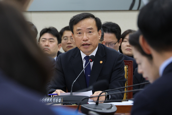 김종철 방송미디어통신위원장이 28일 국회에서 열린 과학기술정보방송통신위원회 전체회의에서 의원 질의에 답하고 있다. [사진=연합뉴스]