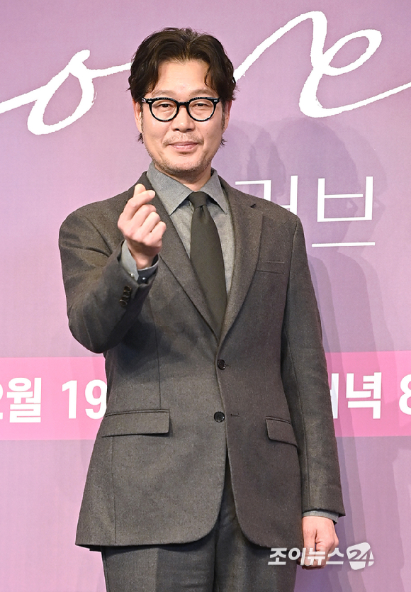 배우 유재명이 18일 서울 구로구 더 링크 서울 호텔에서 열린 JTBC 새 금요시리즈 '러브 미' 제작발표회에서 포즈를 취하고 있다. [사진=곽영래 기자]