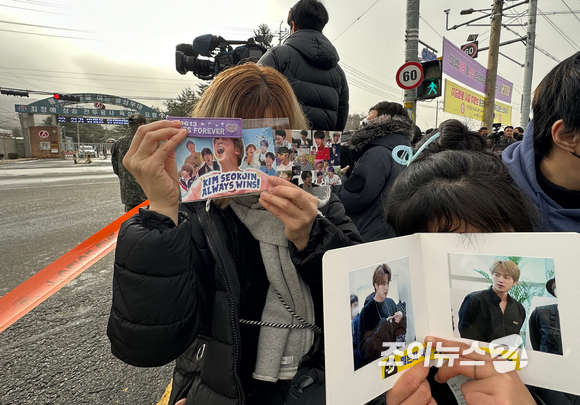 방탄소년단(BTS) 맏형 진(김석진)이 13일 오후 경기도 연천 소재 신병교육대로 입대하는 가운데 진과 방탄소년단 멤버들을 태운 차가 신병교육대로 들어서고 있다. [사진=정소희 기자]