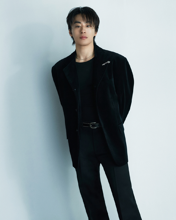 배우 구교환이 영화 '만약에 우리' 인터뷰에 앞서 포즈를 취하고 있다. [사진=(주)쇼박스]