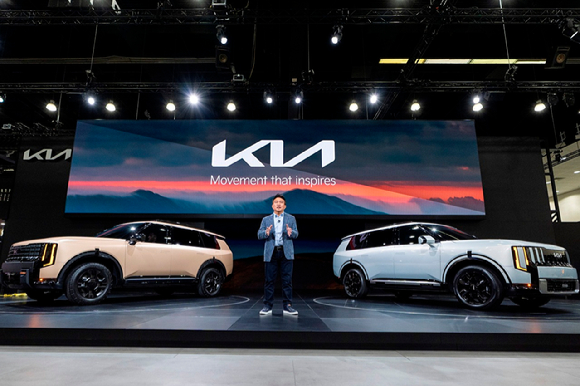 윤승규 기아 부사장이 20일(현지시간) 미국 로스앤젤레스 LA 컨벤션 센터에서 열린 '2025 LA 오토쇼'에서 신형 텔루라이드에 대해 설명하고 있다. (왼쪽부터) 신형 텔루라이드 오프로드 특화 모델 X-Pro, 신형 텔루라이드 하이브리드. [사진=기아]