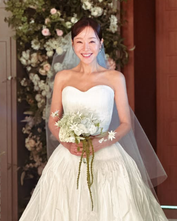엄지원이 인터뷰에 앞서 사진촬영을 하고 있다. [사진=ABM컴퍼니]