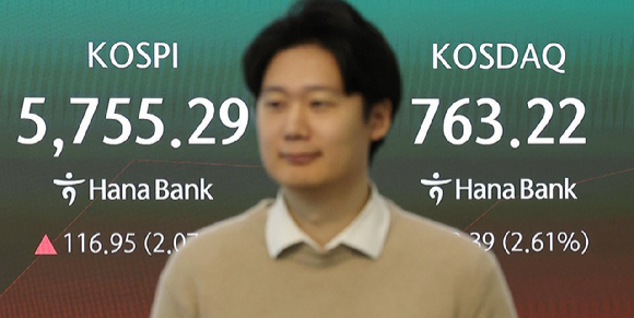 28일 오전 하나은행 딜링룸 [사진=연합뉴스]