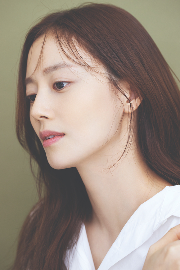 문채원이 SBS '법쩐' 종영 인터뷰에서 포즈를 취하고 있다. [사진=아이오케이컴퍼니]