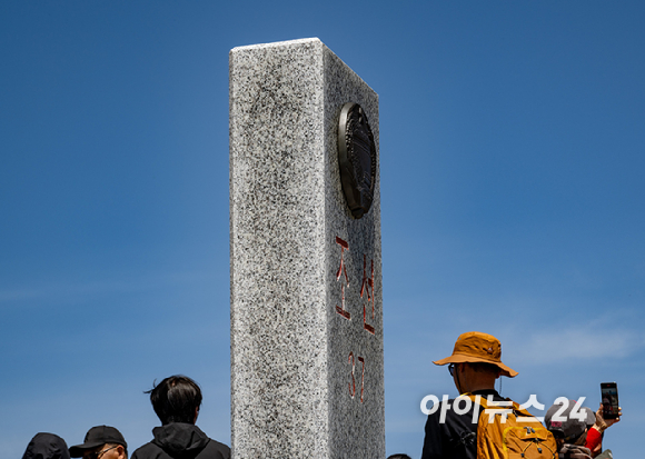 13일 오전 연길공항에서 인천공항으로 가는 비행기 탑승 중 창가에서 바라본 백두산의 모습. [사진=정소희 기자]