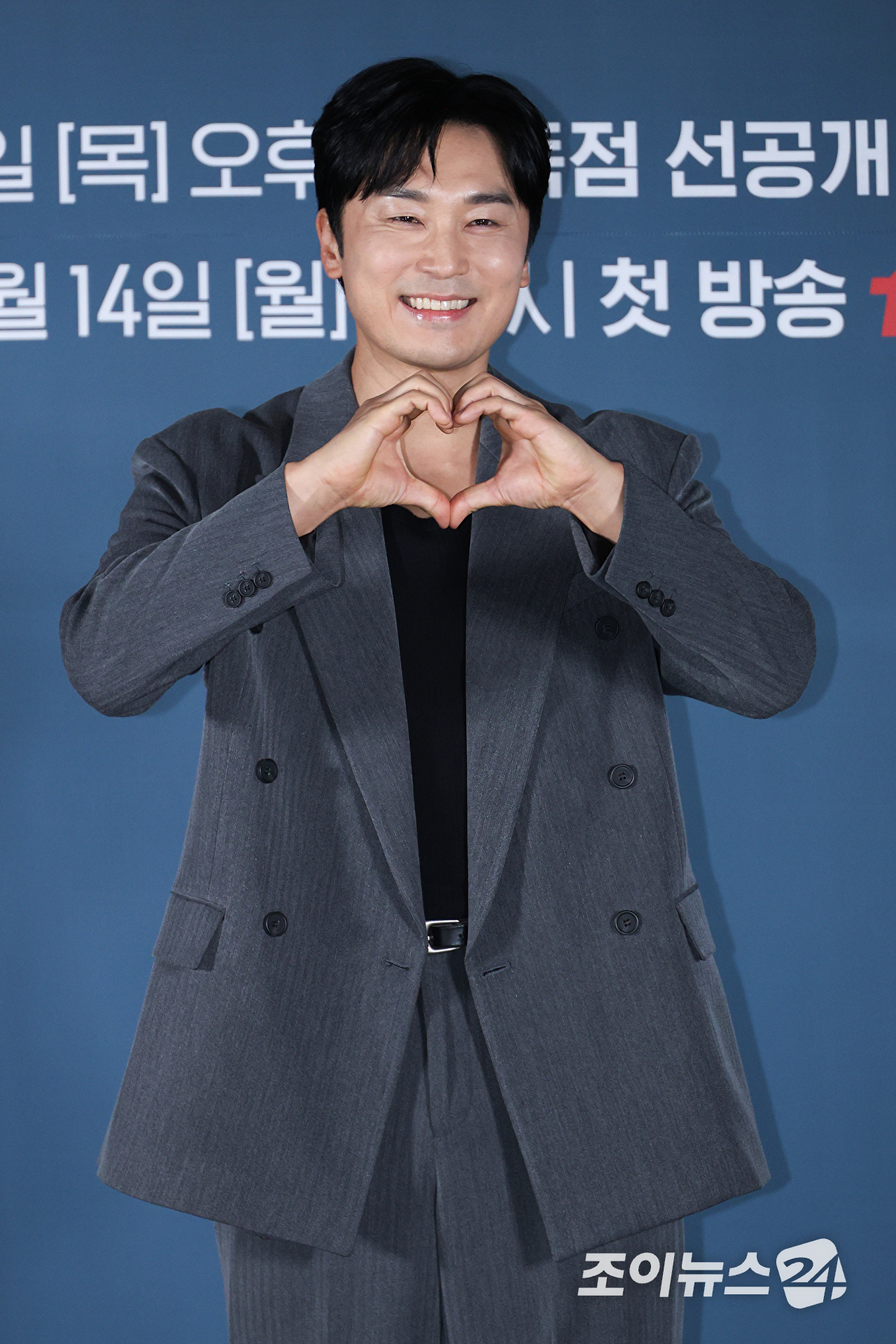 배우 서현우가 8일 오전 서울 용산구 CGV 용산아이파크몰점에서 진행된 티빙 오리지널 '로또 1등도 출근합니다' 제작발표회에 참석해 포즈를 취하고 있다. [사진=문수지 기자]