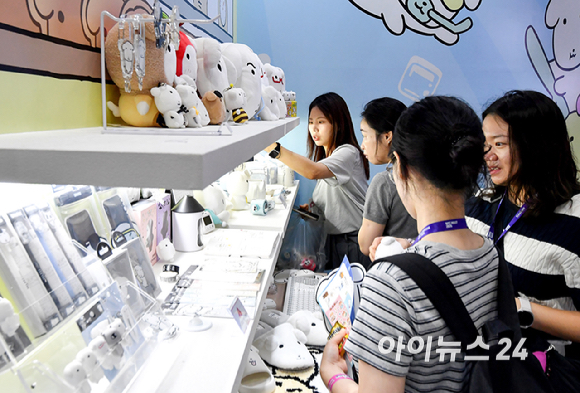 16일 오전 서울 강남구 코엑스에서 열린 '캐릭터 라이선싱 페어&middot;보드게임콘 2026'에서 관람객들이 부스를 둘러보고 있다. [사진=곽영래 기자]
