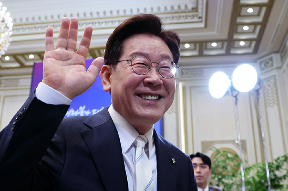 이재명 대통령이 8일 청와대 영빈관에서 취임 1주년 기자회견을 마친 후 참석자들에게 인사하고 있다. 2026.6.8 [사진=연합뉴스]