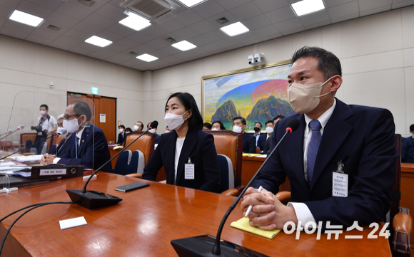 김경훈 구글코리아 사장(오른쪽)과 김진아 메타코리아 대표가 14일 서울 여의도 국회에서 열린 정무위원회의 개인정보보호위원회 등에 대한 국정감사에서 증인으로 출석해 의원 질의에 답하고 있다. [사진=김성진 기자]